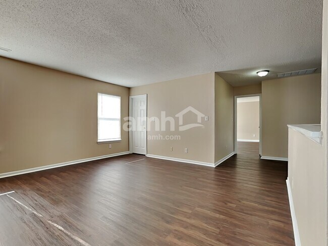 Building Photo - 1439 Round Lake Rd