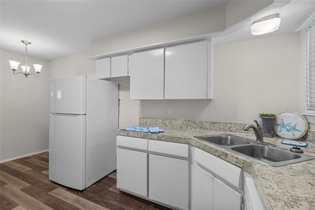 Building Photo - 102 The Strand