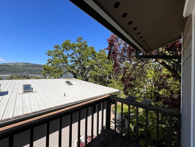 Building Photo - 2 Bedroom Duplex For Rent In Hood River