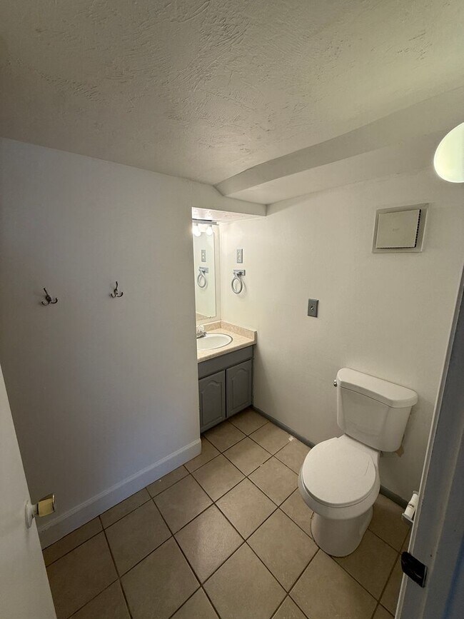 Building Photo - Large Five Bedroom Home, Sandy, 2500 sq ft, New Paint