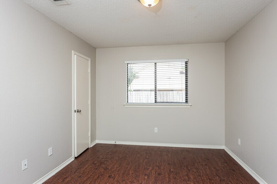 Building Photo - 907 Park Pl Blvd