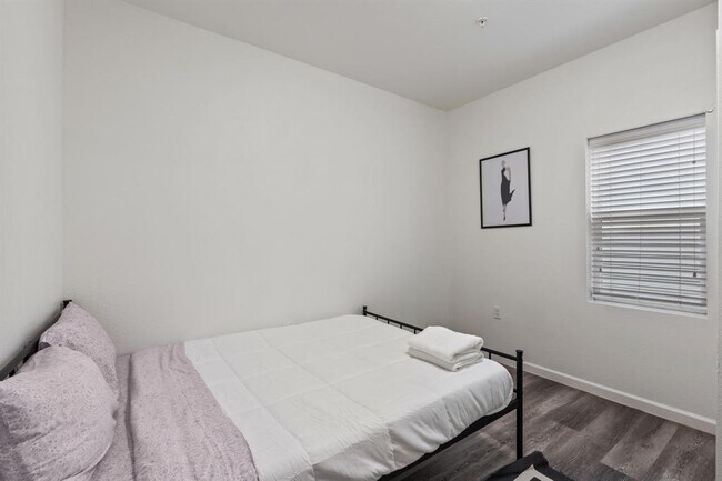 Building Photo - 911 W 22nd St