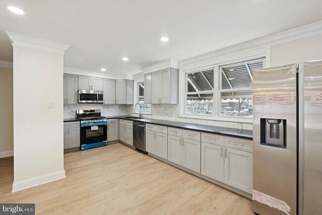 Building Photo - 411 W Shunk St