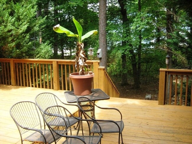 Building Photo - Pre-lease now for April!