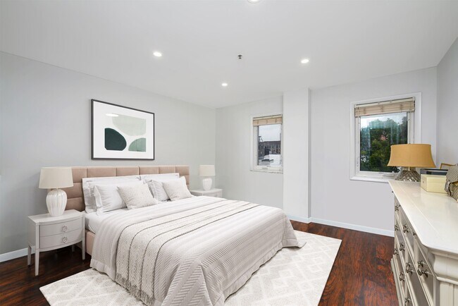 Building Photo - 476 Monmouth St