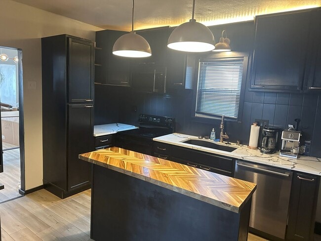 Building Photo - Beautifully Remodeled 3-Bedroom with 2 Bat...