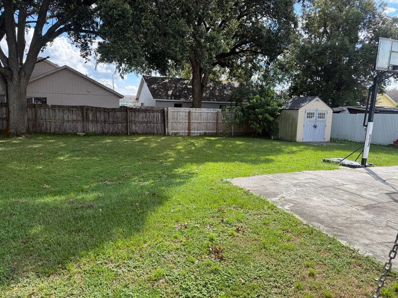large yard - 3840 Janie Ct