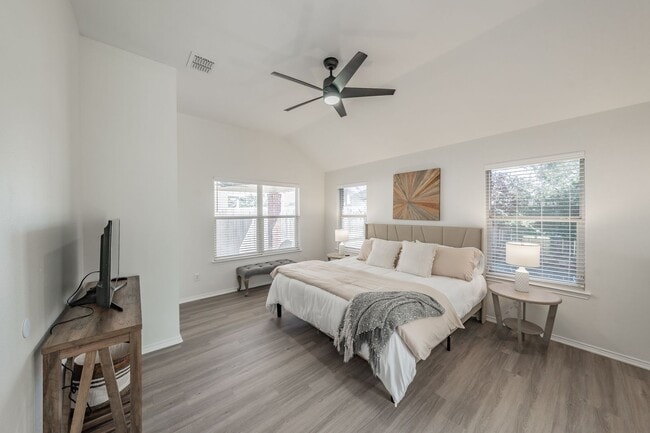 Building Photo - 3bed/2bath Cozy Chic with Backyard Oasis