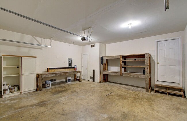 Building Photo - WOODLAND 3 BEDROOM, 3 BATH BEAUTY!