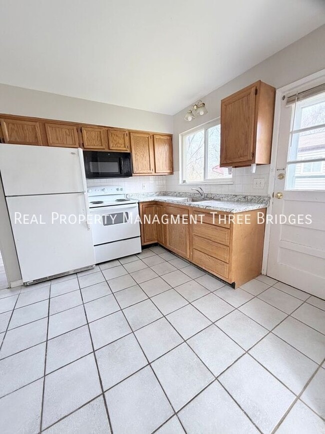 Building Photo - 241 Flora Dr