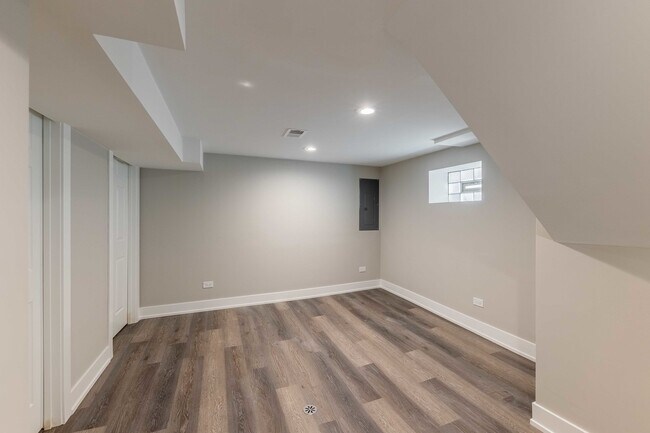 Building Photo - 6835 S Komensky Ave