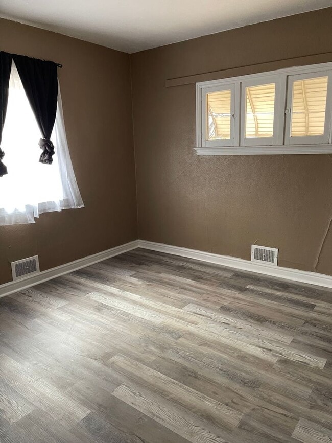 Building Photo - 3 Bedroom 1 bath home