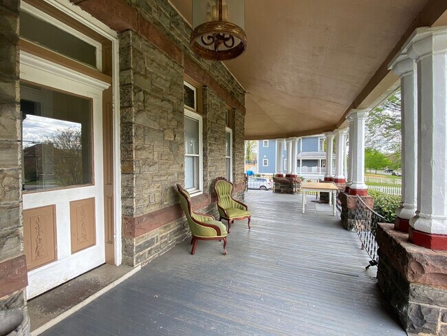 Building Photo - 1501 Patterson Ave SW