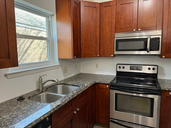 Building Photo - 350 Meadow Crossing Dr