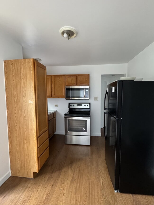 Building Photo - Spacious 2-Bedroom Apartment in Chicago Heights with Parking & Private Entrances