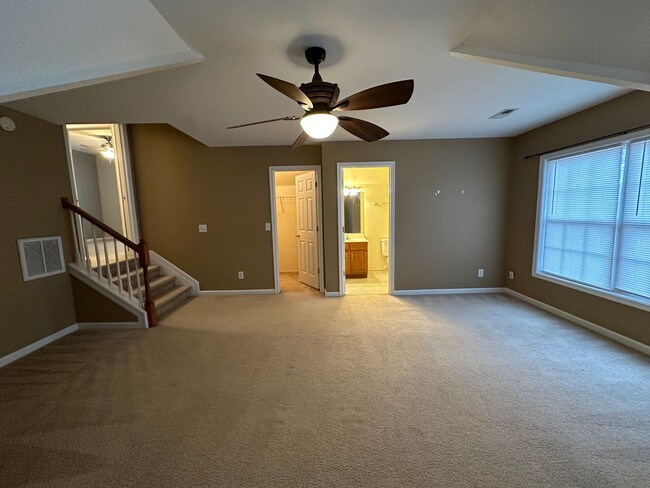 Building Photo - Spacious 4BR/3.5BA Two-Story Home in Queenswood Subdivision