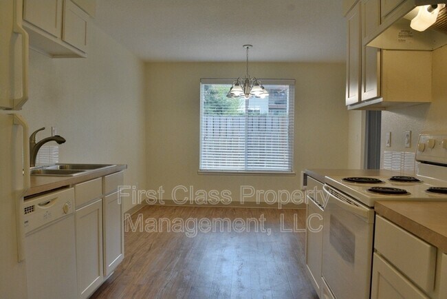 Building Photo - 12360 SW Sussex St
