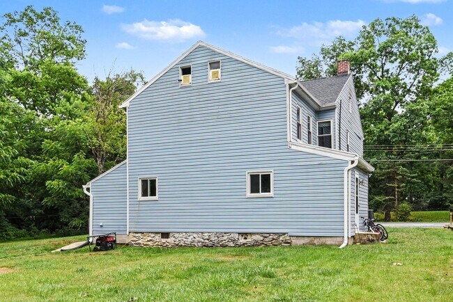 Building Photo - 215-217 Pine Grove MF
