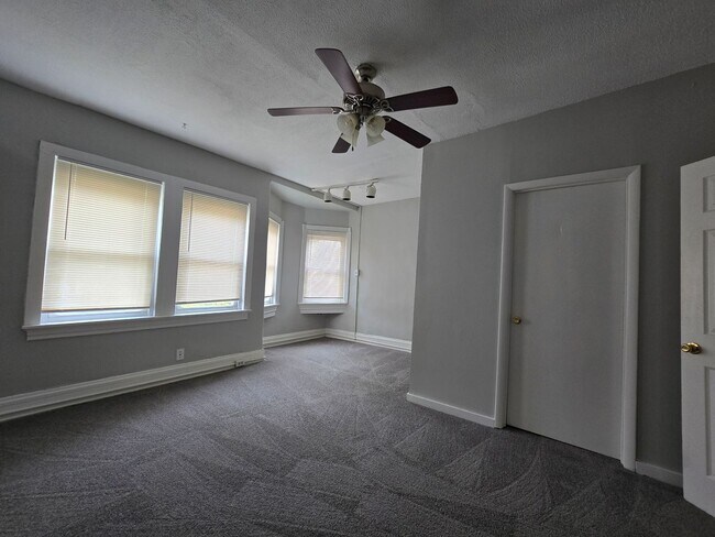 Building Photo - Convenient to Downtown and UC!