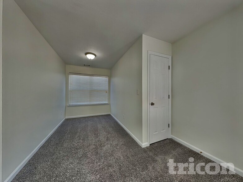 Building Photo - 4884 Somerset Dr