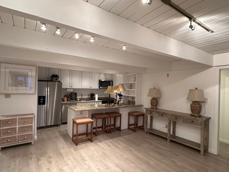 Building Photo - 901 E Hyman Ave