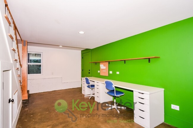 Building Photo - Executive Style 5 Bedroom with Garage and Outdoor Space