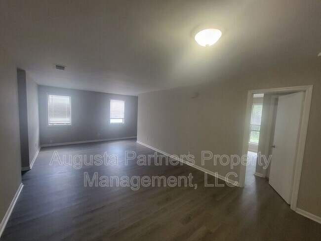 Building Photo - 1546 Hamilton Dr