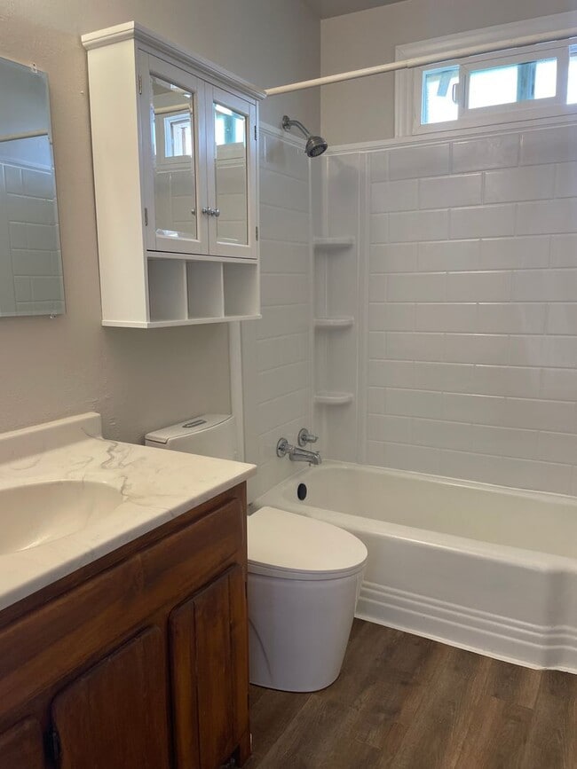 Building Photo - Freshly remodeled