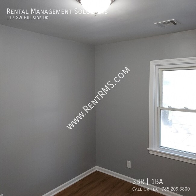 Building Photo - 117 SW Hillside Dr