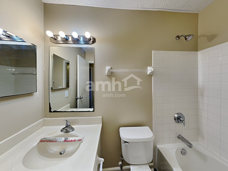 Building Photo - 1216 Walker Springs Dr