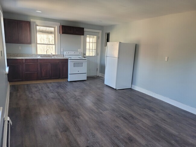 Building Photo - 2 Center St