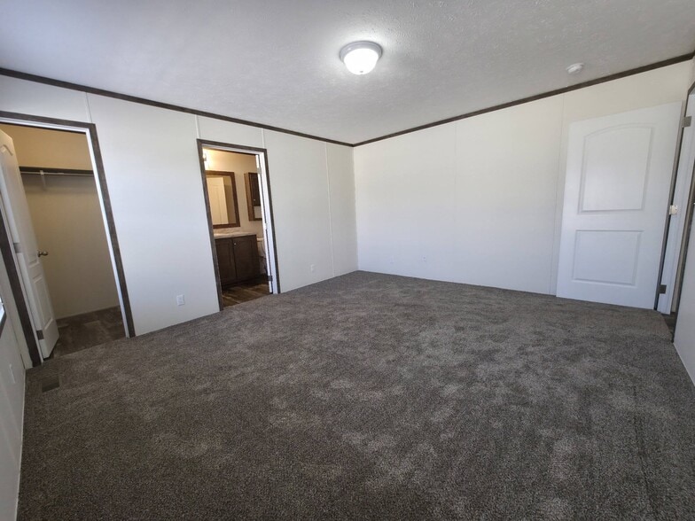 Building Photo - 1319 W Plum St