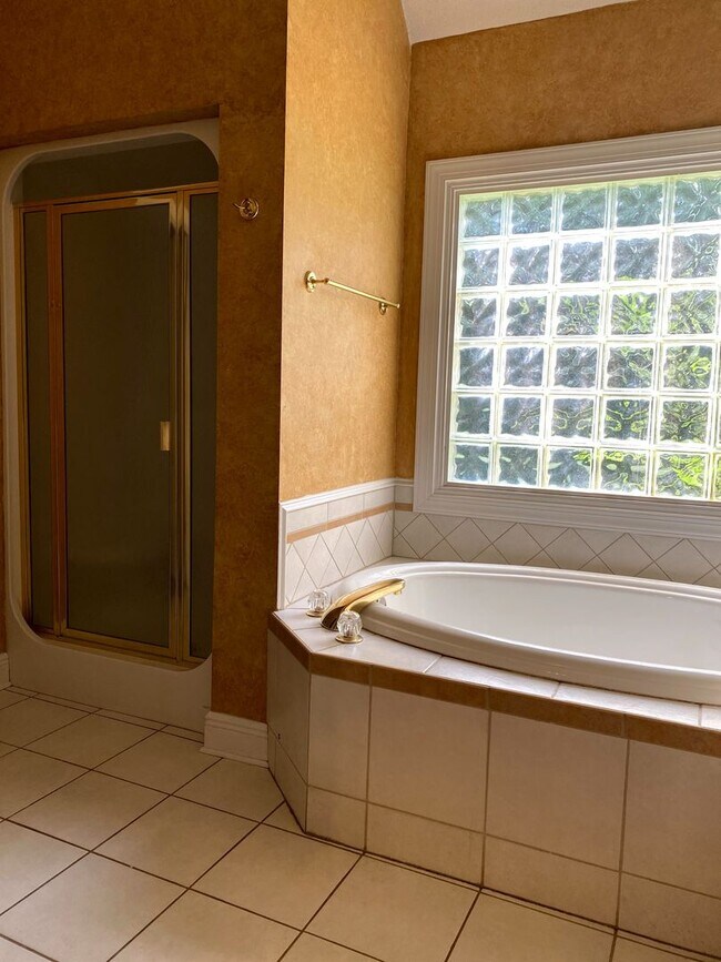 Building Photo - Large Home Settled on Culd-e-sac