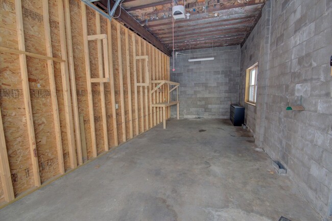 Building Photo - SL POS713