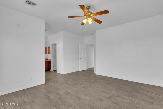 Building Photo - 657 Bariloche Dr