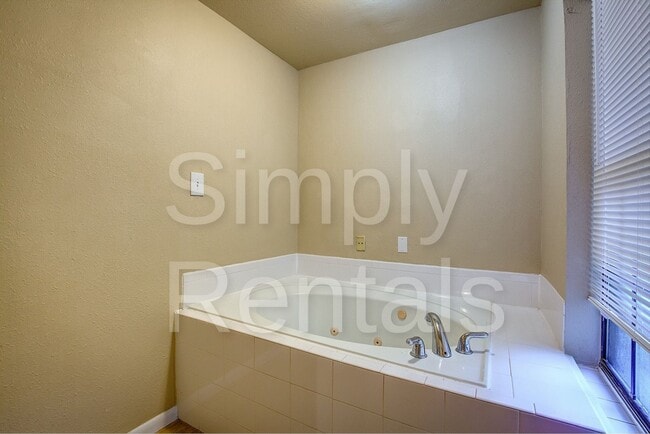 Building Photo - 6716 Sayle St