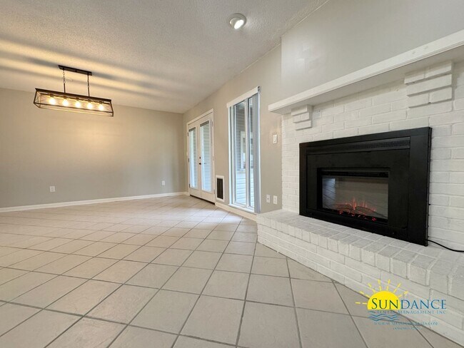 Building Photo - 1501 Royal Palm Dr