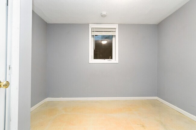 Building Photo - 819 Bertrand St