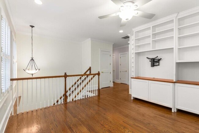 Building Photo - 656 Yorkshire Rd NE