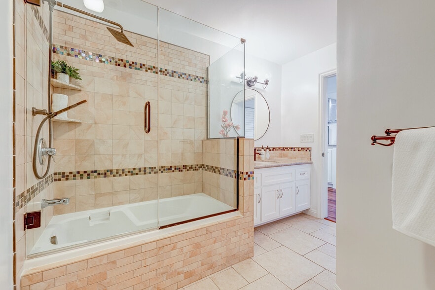 Building Photo - 516 San Vicente Blvd