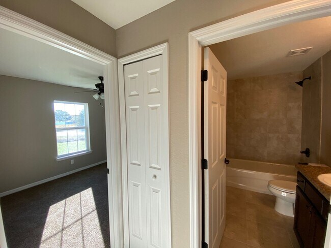 Building Photo - 3/2/2 Silver Spring Shores **Available NOW**