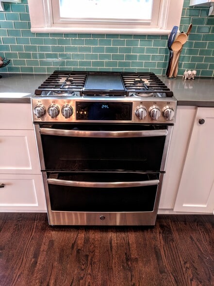 Double oven & gas stove - 1627 Nassau Blvd