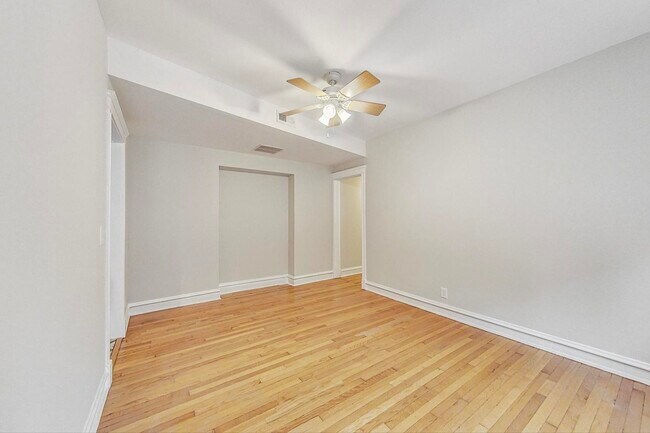 Building Photo - 4000 N Hermitage Ave