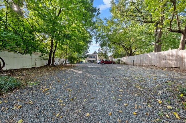 Building Photo - 10 Burnside Ave