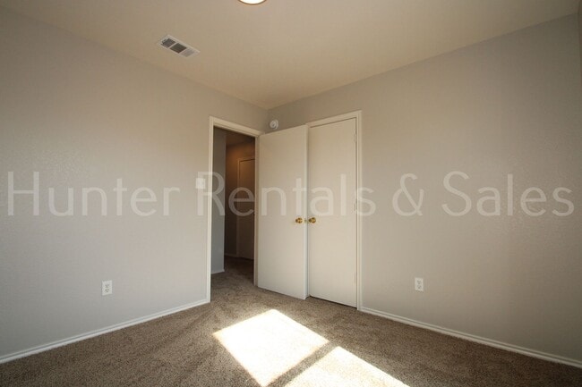 Building Photo - Spacious!