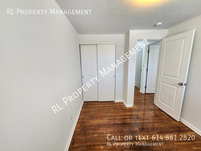 Building Photo - Spacious 3 bedroom 1.5 bathroom town home