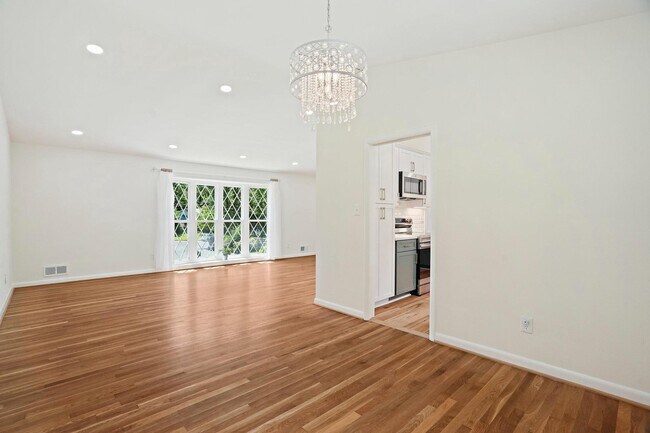 Building Photo - 6607 Lone Oak Dr