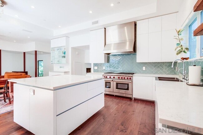 Building Photo - 738 Castro St