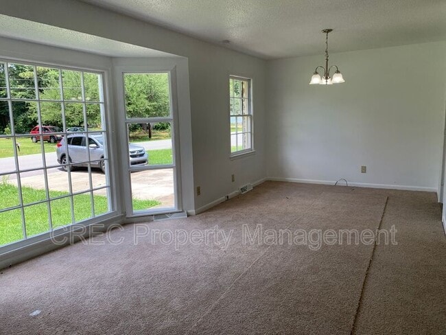 Building Photo - 205 Pinewood Dr