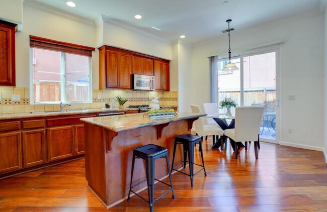 Building Photo - Gorgeous 4 Bed, 3.5 Bath in Brentwood